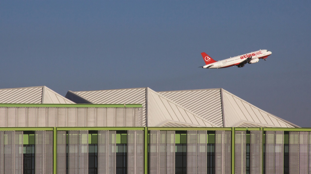 İzmir Adnan Menderes Airport / Autopark and Terminal Building